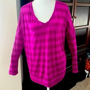 Hard Tail Long sleeve V neck with slight banded bottom with a over sized fit